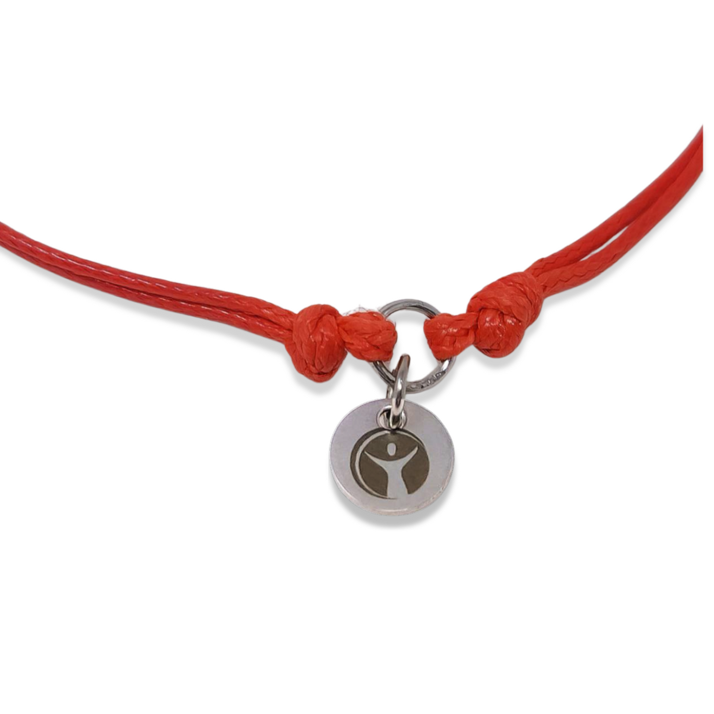 Dettaglio del ciondolo del Braccialetto Armonia del Cuore Bioenergy®, con cordino rosso e medaglietta in acciaio incisa.