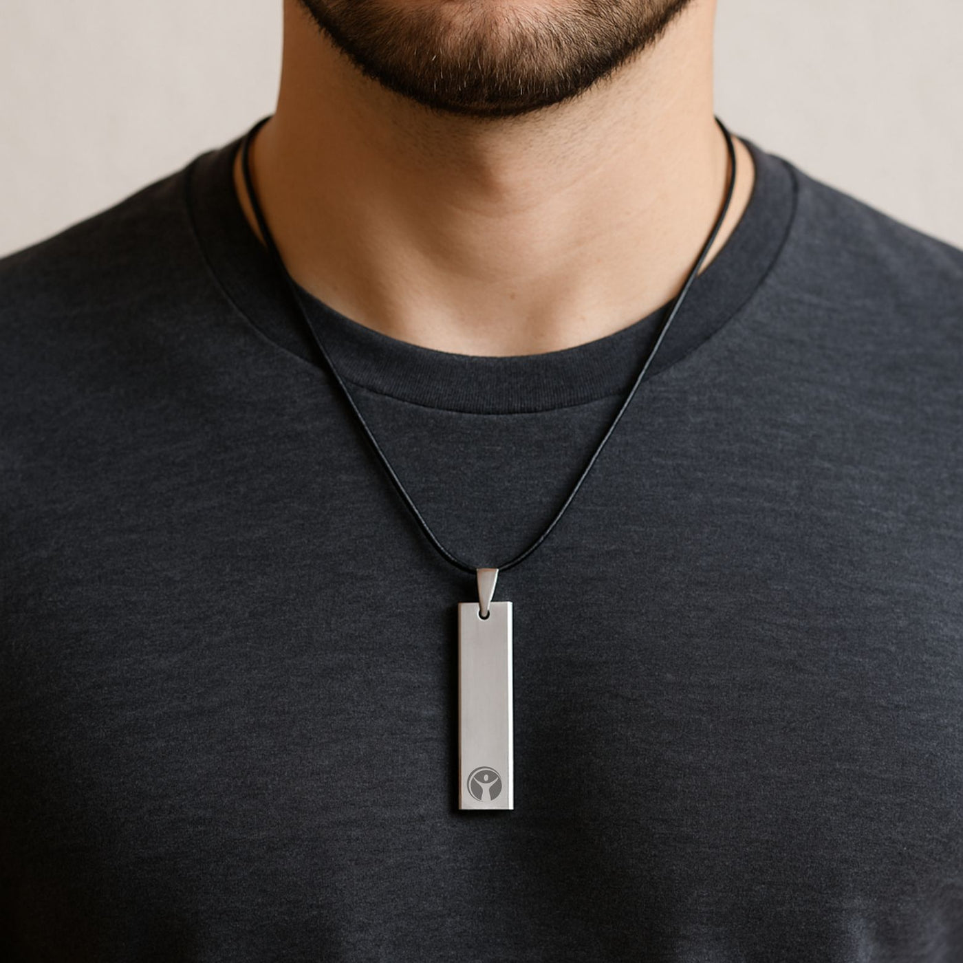 Pendente Quantico LIGHT ENERGY verticale indossato da uomo