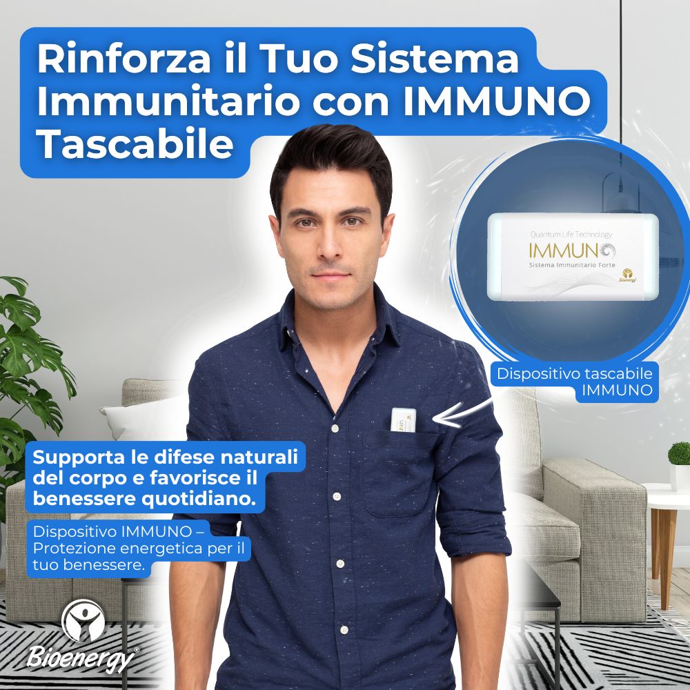 Uomo che indossa IMMUNO Tascabile, un dispositivo quantico portatile per supportare il sistema immunitario e il benessere energetico. Il prodotto è evidenziato con un focus sulla sua funzione di protezione e armonizzazione delle difese naturali.