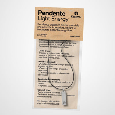 Confezione del Pendente Light Energy Bioenergy, con cartoncino informativo e pendente verticale in acciaio con cordino nero.